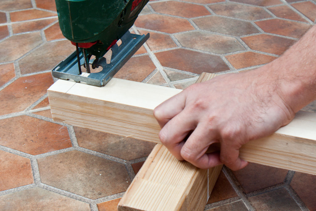 Cutting balusters with a jig saw