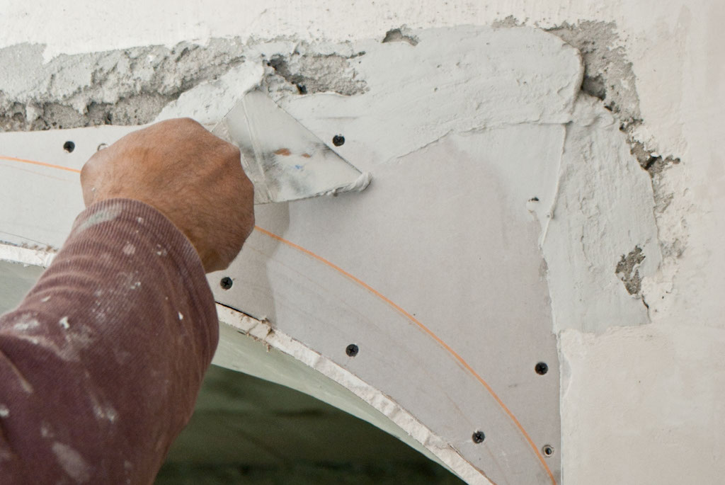 Applying mud to the arch edges