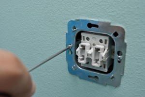 Fixing the light switch with screws