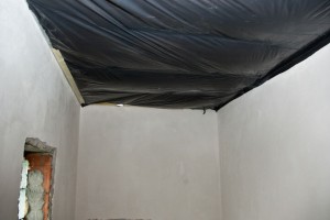 Installing polyethylene vapor barrier Installing polyethylene vapor barrier