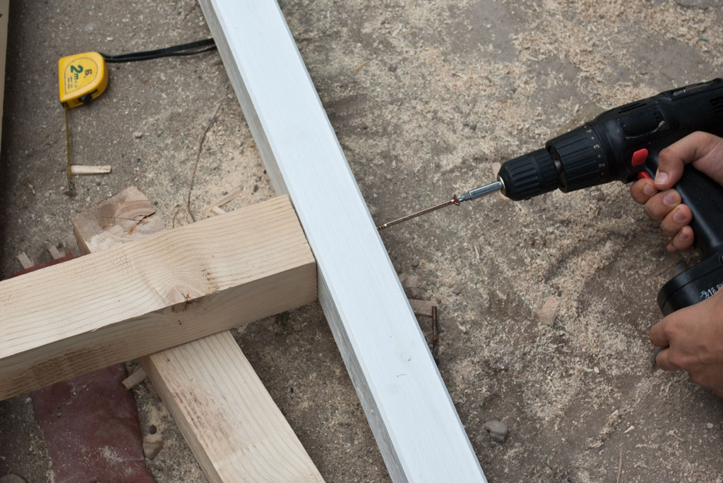 Fastening the floating post on the bottom rail