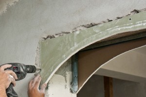 Fastening the drywall arch with screws