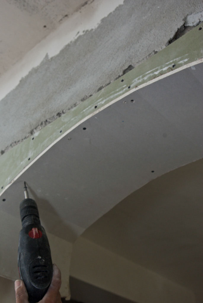 Fastening the drywall in screws