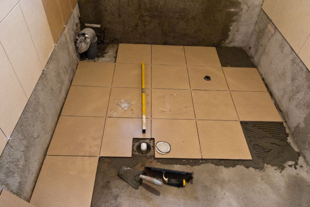 Checking the level of the tile flooring
