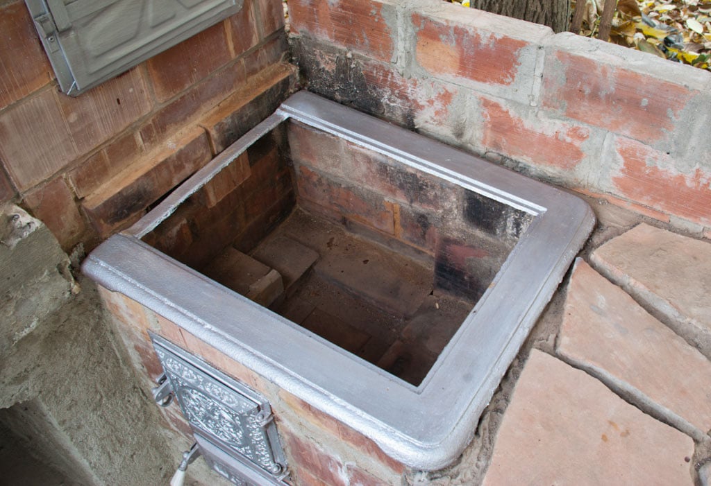 Installing the iron cooking surface for the outdoor stove