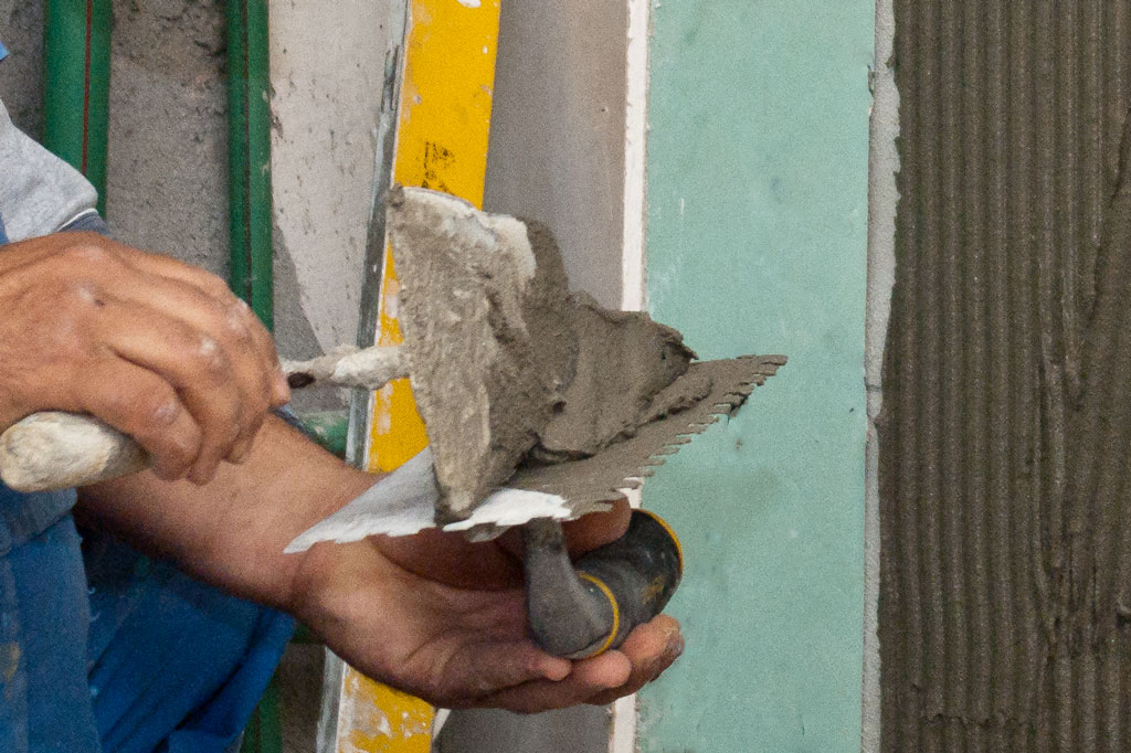 Loading trowel with adhesive