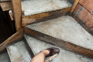 Concrete stair split landing Concrete stair split landing