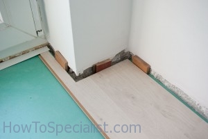 Laying laminate flooring