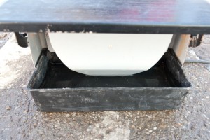 Fill the tray with water