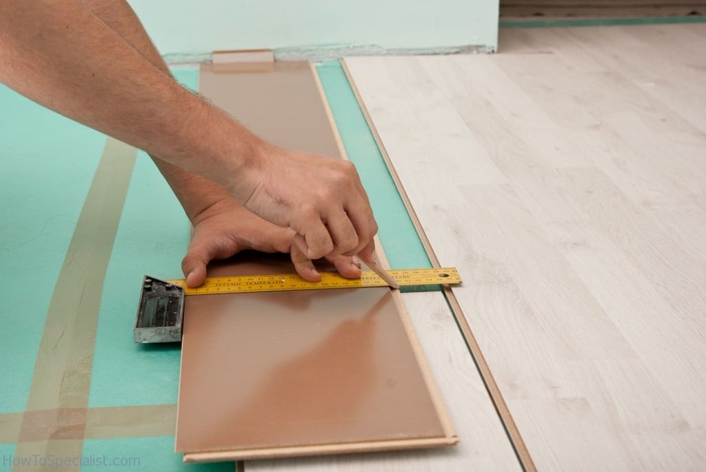 Marking cut line on laminate planks