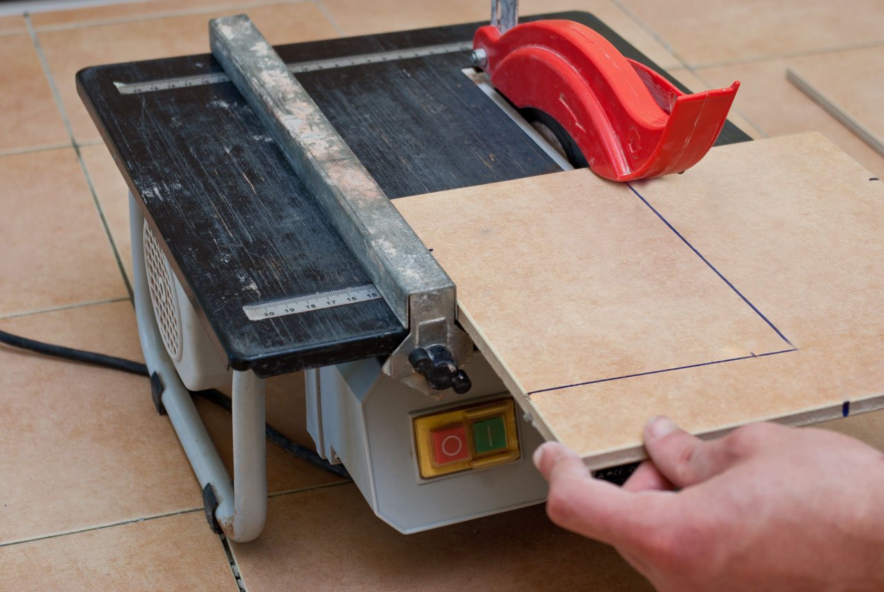 Cutting tiles with a wet saw