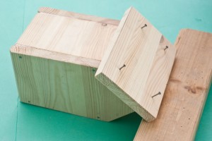 Fastening the roof of the bird house