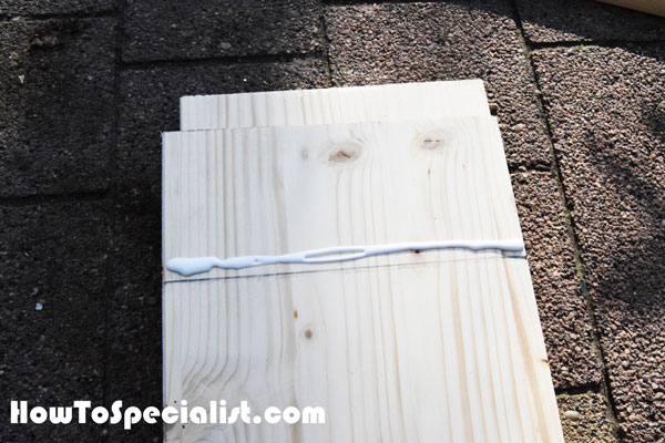 Applying-glue-to-the-joints
