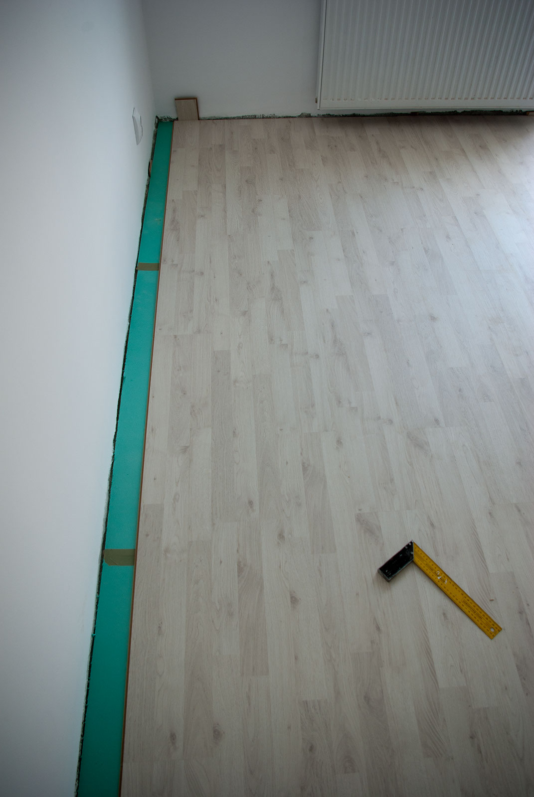 How To Install Laminate Flooring, How To Lay Laminate Flooring Against A Wall